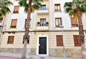 阿利坎特Wonderful City Apartment Av Salamanca by NRAS的一座棕榈树建筑