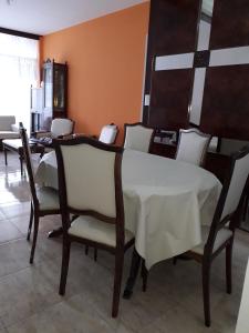 马德普拉塔Edificio Valle的一间配备有白色桌椅的用餐室