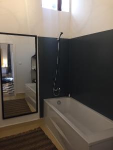 拉巴特达尔索珐酒店的带浴缸和镜子的浴室