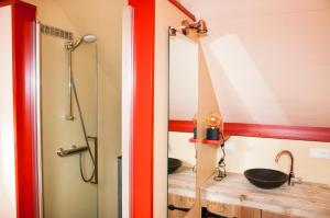 阿赫特克克Aan de Waterspiegel的一间带两个盥洗盆和淋浴的浴室