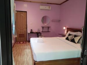 考索考索棕榈花园度假酒店的卧室配有白色的床和紫色墙壁