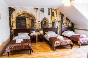 比亚瓦波德拉斯卡德沃里克海伦娜旅馆的壁画客房内的两张床