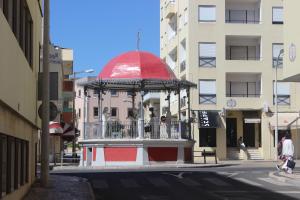 楼尔Eurosun Hotels Loulé的城市街道上红顶凉亭