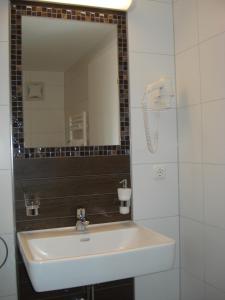 林茨阿尔特勒酒店的一间带水槽和镜子的浴室