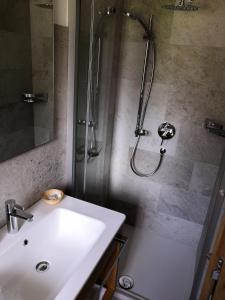 塞尔瓦迪加尔代纳山谷加尔尼马特尔霍夫旅馆的带淋浴、盥洗盆和淋浴的浴室