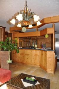 林茨阿尔特勒酒店的一个带木制橱柜和吊灯的大厨房