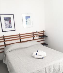 法维尼亚纳Crossroad Suite的一间卧室配有一张床,上面有两条毛巾