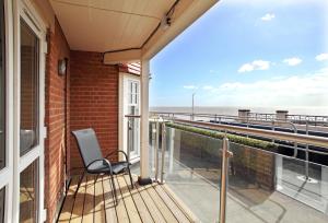 大雅茅斯码头酒店的阳台配有椅子,享有海景