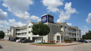 阿林顿InTown Suites Extended Stay Arlington TX - Six Flags的前面有标志的酒店