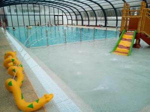 比达尔哈罗比亚露营酒店的一个带游泳池的大型游泳池