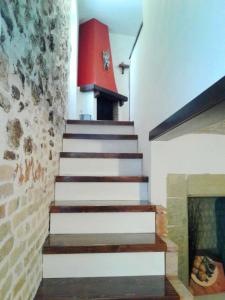 奥温多利Casa Lombardi的带壁炉的房屋内的楼梯