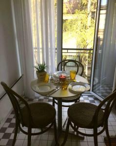 贝尔格莱德Apartment Jastuk的阳台上配有一张桌子、两把椅子和一张桌子及食物