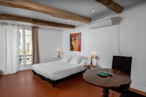 卢河畔拉科尔卡莱斯住宿加早餐旅馆的一间卧室配有一张床、一张桌子和一个窗户。