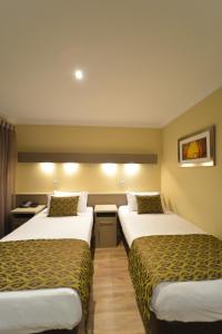 珀斯宾特利汽车旅馆的一间酒店客房,房间内设有两张床