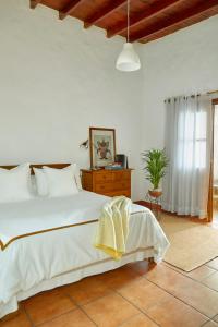 MalaVilla Nueva的卧室设有一张白色大床和一扇窗户。