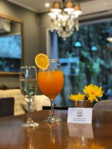 布宜诺斯艾利斯麦特瑞精品酒店的桌子上放两杯橙汁和水