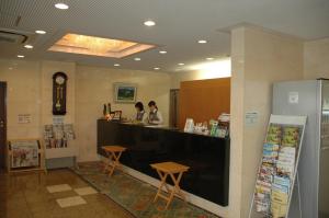 滨松滨松西库里塔克酒店的一间两人坐在柜台的餐厅
