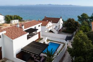 佩特坎内Villa Punta Radman的享有带游泳池的房屋的空中景致