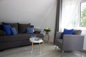 翁德洛Heideträume Appartements的客厅配有沙发和两把椅子