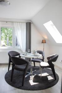 翁德洛Heideträume Appartements的一间带桌椅和窗户的用餐室