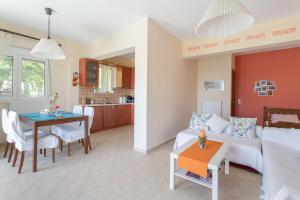 韦瑞洛纳毛尔凯洛之家度假屋的客厅配有沙发和桌子
