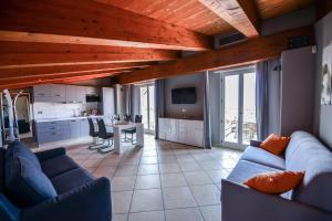 拉莫拉Altezza的一间带蓝色沙发和桌子的客厅以及一间厨房