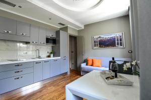 拉莫拉Altezza的一间带白色橱柜的厨房和一间客厅