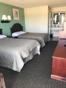 EufaulaLakeside inn的一间酒店客房,房间内设有两张床