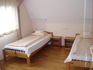 派尔努艾萨酒店的小房间设有两张床和窗户