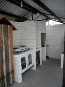 莫阿尔博阿Jasmin's Room Rental的车库内配有炉灶和烤箱