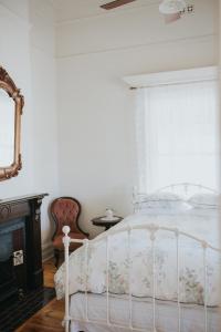 NumurkahDubuque Bed and Breakfast的卧室配有白色的床和窗户。