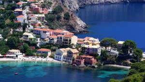 阿索斯吉拉尼亚酒店的水中的一个岛屿,有房子和海滩