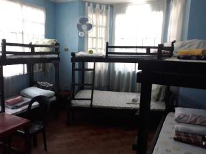Dalumpinas Oestecv bed n bath san juan的客房设有三张双层床和一张桌子。