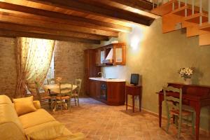 蒙泰普兰多内Residence Borgo Da Mare的客厅配有沙发和桌子