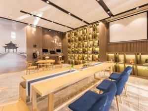 苏州苏州工业园区阳澄湖大道亚朵酒店的一间带桌椅的用餐室