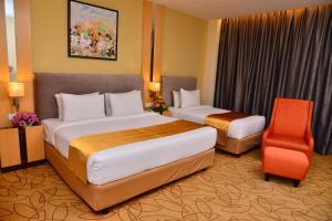 吉隆坡武吉免登都市酒店的酒店客房,配有两张床和椅子