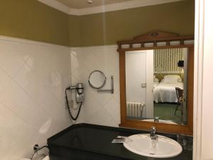 柯米拉斯坎姆皮奥码头酒店的一间带水槽和镜子的浴室