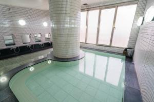 汤泽町Angel Resort Yuzawa的柱子浴室内的游泳池