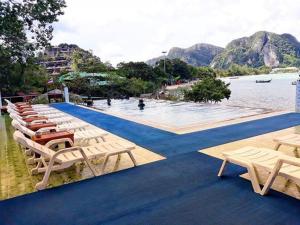 皮皮岛皮皮岛景观酒店的一组躺椅和一个游泳池