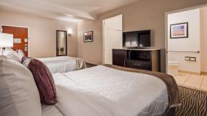 长滩会议中心贝斯特韦斯特优质酒店的酒店客房设有两张床和一台平面电视。