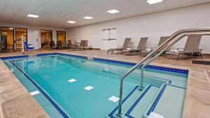 长滩会议中心贝斯特韦斯特优质酒店的游泳池,带桌椅的房间