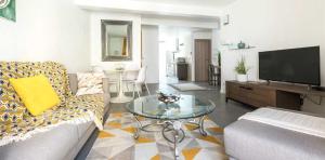 利勒鲁斯Appart Acqua的客厅配有沙发和桌子