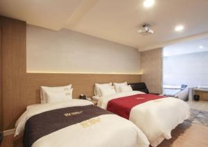 晋州市No.1 New Yorker Hotel的一间酒店客房,房间内设有两张床