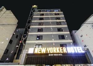 晋州市No.1 New Yorker Hotel的一座新 ⁇ 的建筑,上面有新的 ⁇ 叫标志