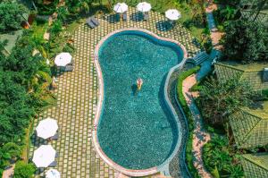 富国法米亚那绿色别墅的享有度假村游泳池的顶部景致