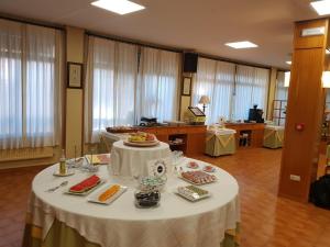 博伊罗Hotel Alda Boiro的一间房间,桌子上放着食物