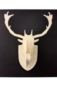 埃尔伯蒙Le Repere du Cerf的纸上的鹿头,上面有黑底的鹿角