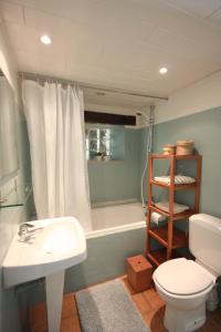 埃尔伯蒙Le Repere du Cerf的浴室配有盥洗盆、卫生间和浴缸。