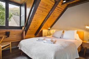 加洛斯Luderna - Casa con terraza dera Aubeta的一间卧室设有一张大床和一个窗户。