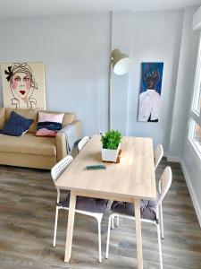 诺哈Apartamento El Arenal Playa de Ris的客厅配有桌子和沙发